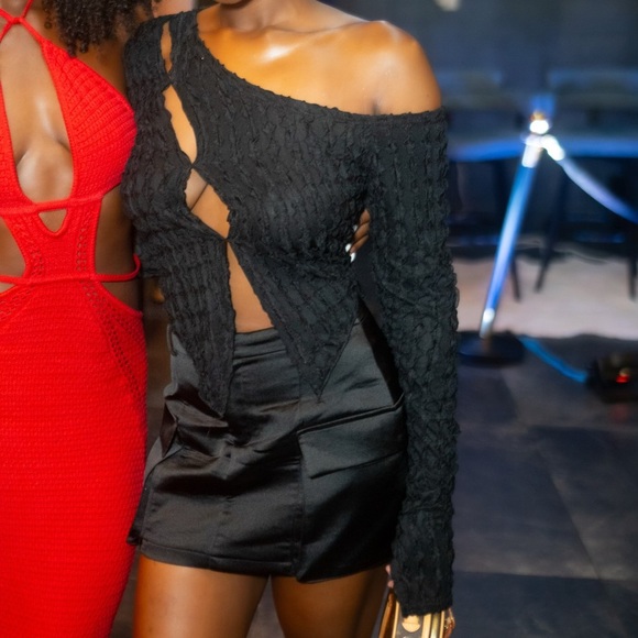 Black Asymmetrical Neck Cut Out Crop Top - Picture 4 of 7